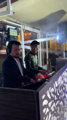 Concentración en la boda de Vivian y Nata.  😌🎧🎚️🎚️  #weddingday #musicaparaeventos #djparabodas #bodas2025 #plannerlove #djlifestyle #djparatuboda #puebla #musicaparabodas #boda #weddingplanners #primerbailedeesposos #viral #dj #parati #foryoupage 