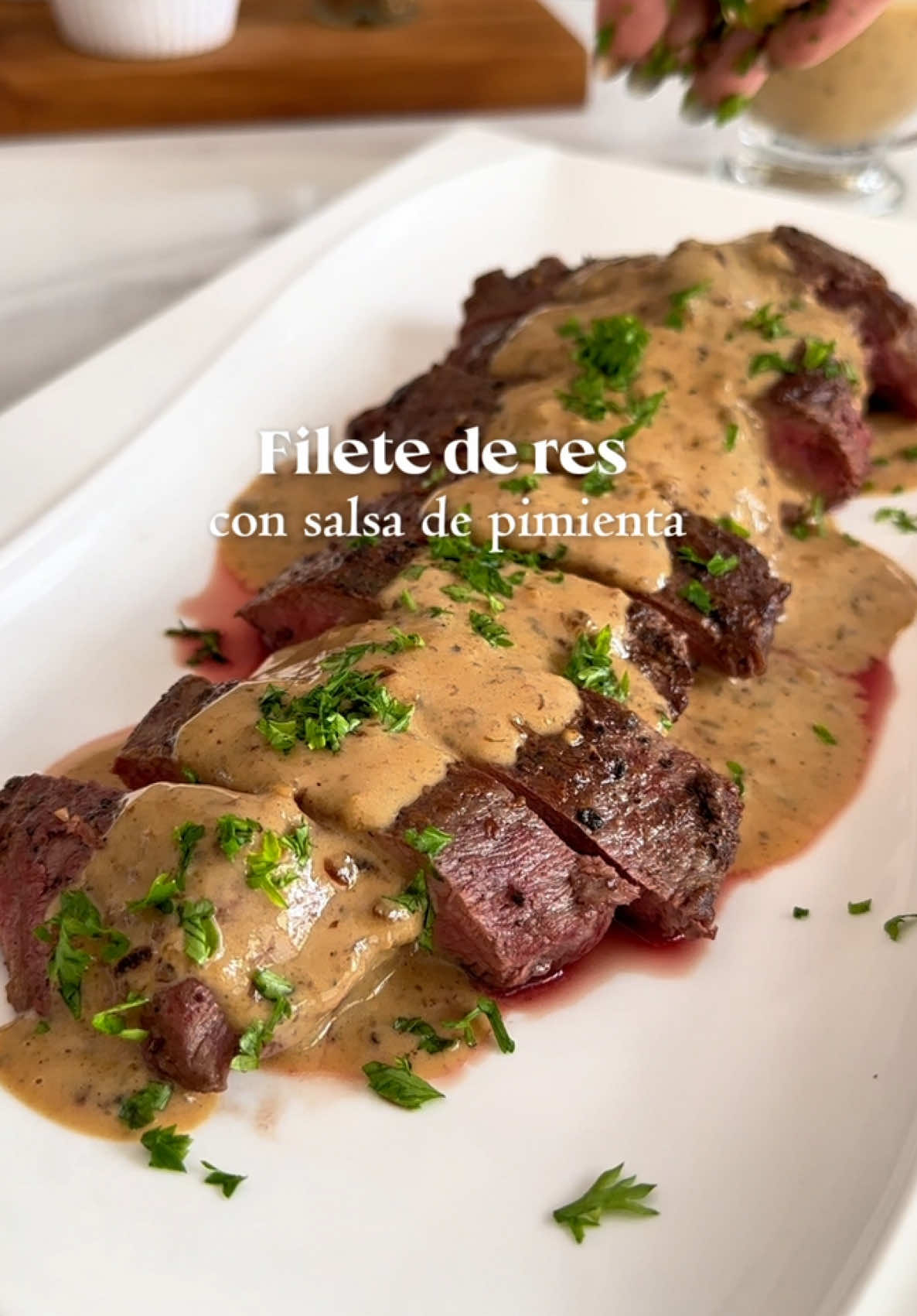 Flat iron steak en salsa de pimienta para celebrar a papá 🧔🏻‍♂️ Si estabas buscando una idea de almuerzo o cena especial, deliciosa y fácil de preparar te dejo este corte Gold de @carnesanmartin con una salsa sencilla de preparar.  Importante: El mix de pimienta podés comprarlo en los súper mercados ya mezclado o las diferentes pimientas por separado y mezclarlas en casa. En caso de no encontrar utilizá una pequeña cantidad de pimienta negra recién molida para que no te quede muy picante.  Contanos qué te parece ✨ • • • #cortesgold #carnes #sanmartin #flatiron #Receta #Foodie #cocina #steak #filete #cena #dinner #salsaalapimienta #sauceaupoivre 