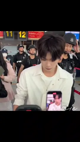 my baby 💔🫤 #ziyu #aeroporto #chinesas #fãs #tianxuning #mybaby #bl #fyyyyyyyyyyyyyyyy #fyppp #fypageシ #foryoupage #blchina🇨🇳 #revengedlove 