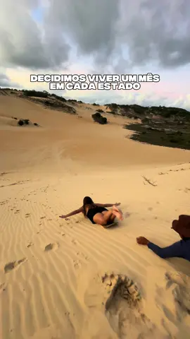 A gente decidiu viver um mês em cada estado do Brasil. Muita gente achou que era loucura largar a estabilidade que a gente tinha em São Paulo pra fazer isso. Mas a verdade é que o que assustava mais era continuar presos numa rotina que já não fazia sentido. Então a gente planejou: organizou as finanças, arrumou trabalho remoto, garantiu internet com o Starlink e começou. Hoje a nossa vida é assim: Trabalhando de segunda a sexta, morando em Airbnbs, conhecendo lugares novos a cada mês e gastando menos do que antes. A gente não tem todas as respostas… mas tem certeza de uma coisa: Foi a melhor decisão que a gente já tomou., ser o casal que decidiu viver um mês em cada estado!!! Se quiser acompanhar essa história de perto, siga a Rota Criada. #casal #viagem #brasil 