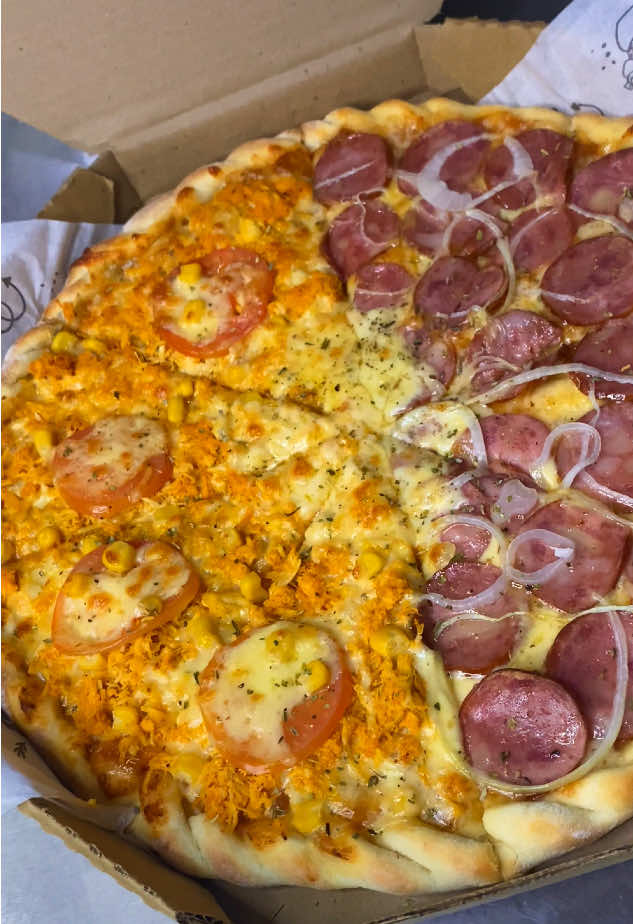 Essa pizza é tão gostosa que até a balança pediu um tempo da nossa relação! 😂🍕  Qual pedaço vai sumir primeiro? 👀  FAÇA SEU PEDIDO! 🗒️  _____________________________________ 🛵 Delivery até as 22:00 🔻Confira em nossa Bio o link para Pedidos! 📲 WhatsApp (88)9 9718-8170 📍Ficamos Localizado no Sítio olaria, Zona Rural de Viçosa do Ceará, 4km do centro! . . . . . . #qdeliciasdaesquina #esfiha #esfihalovers #esfihas #delivery #pizzaria #lanchonete #minisalgados #pizza #pizzalove #pizzalovers #esfihadoce #chocolate #esfihaaberta #vicosadoceara #vicosa #esfihadoce #churroslovers #foodporn #reelsbrasil #lasanha 