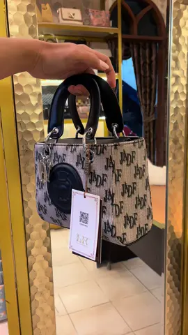 Dulu mikir tas begini pasti mahal eh ternyata tas ini bikin kantong aman  #shoulderbagwanita #handbagwanita #tasselempangwanita #taswanitaelegan 