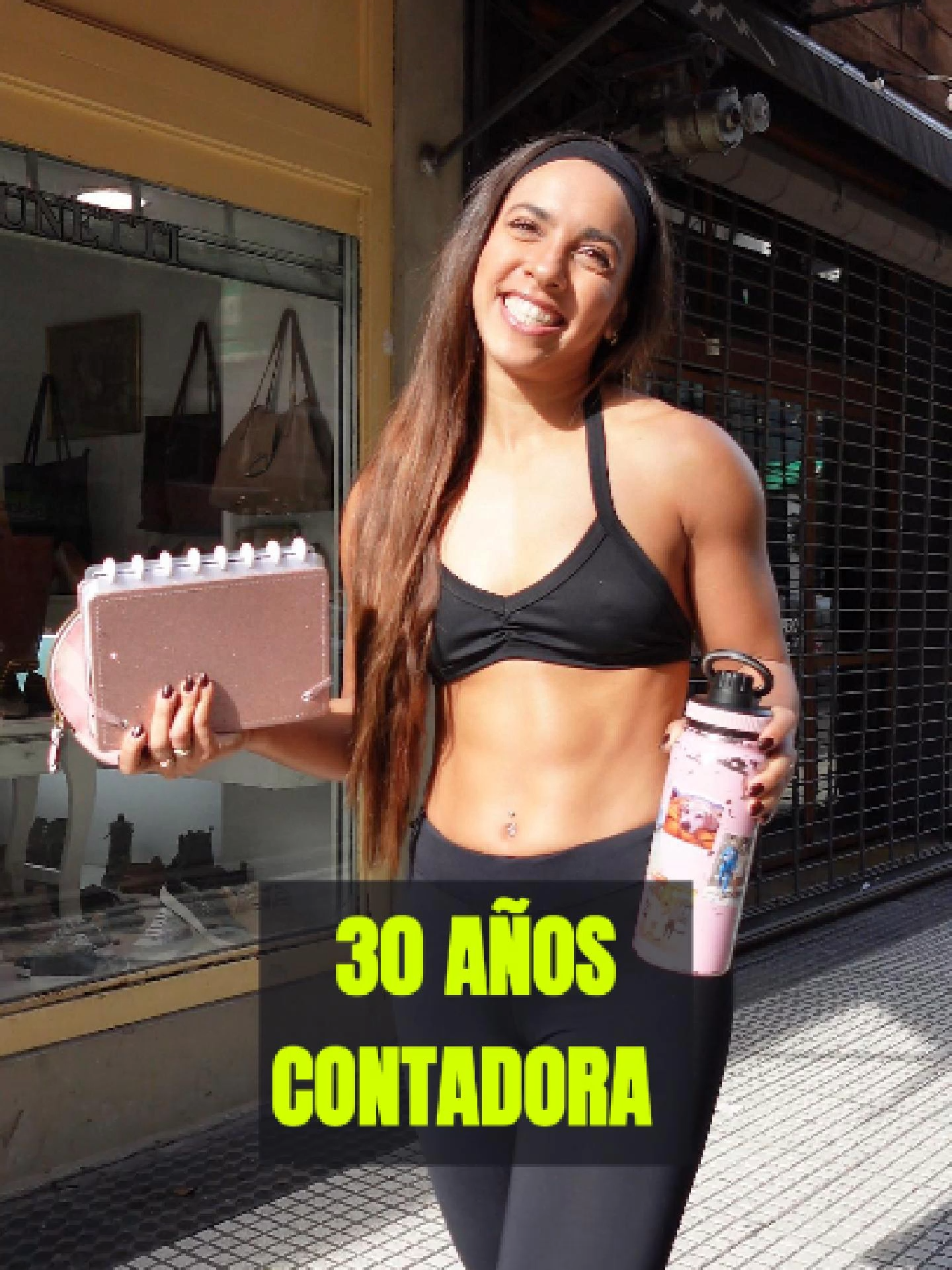 Entrevista en la calle a contadora fit de 30 años preguntándole cómo entrena y cómo se alimenta. #CharlasFit #mujer #mujerfitness #contadora #comidareal #vidasaludable #entrenamiento #motivacion