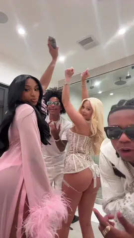 Had To Get Ghetto Wit @Alabama barker & @miss pearl @iamB4 🌎🕺 😛🔥 #fypシ #fyp #ghetto #eke 