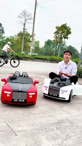 Roll_Royce phiên bản 2025 anh chị nhé 2 động cơ bình ác quy 12V tải trọng 60kg 2 chế độ lái ( tự lái + điều khiển từ xa) Đèn led + nhạc + còi + kết nối bluetooth đầy đủ cho anh chị nhà mình nhé. A/C nhanh tay săn cho bé nhà mình #xedochoi #oto #xedien #dochoichobe  @XE ĐIỆN TRẺ EM CAO CẤP 