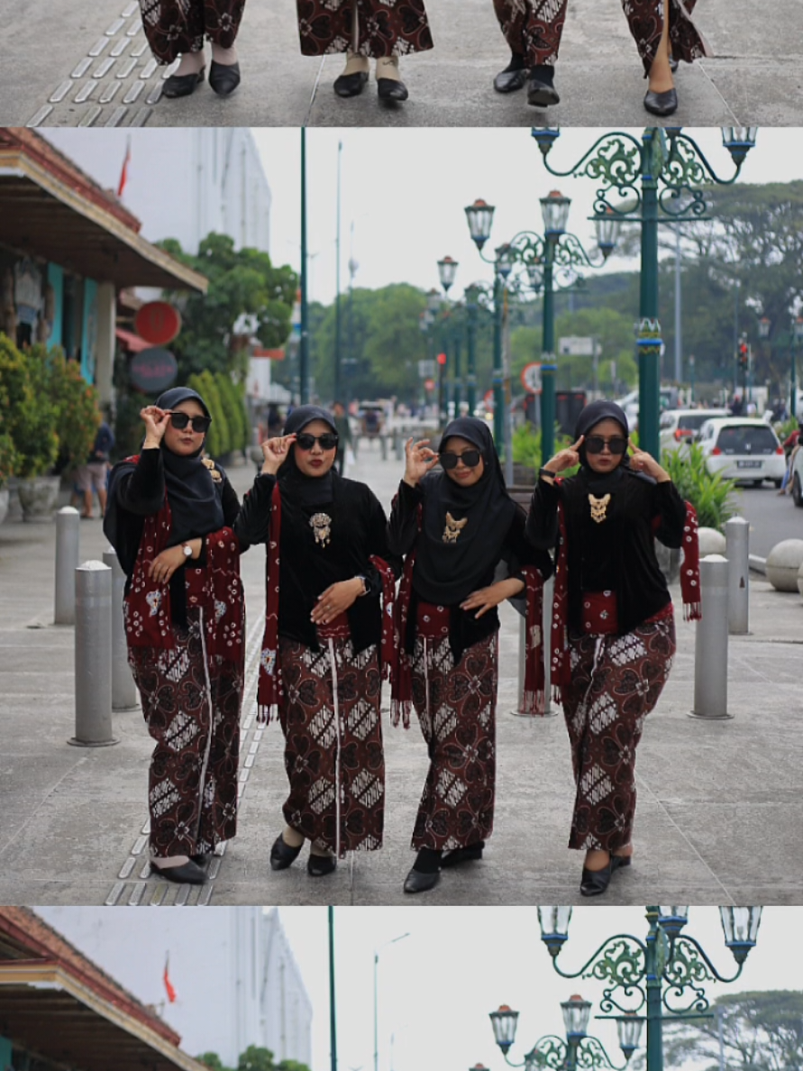 Mba mba Jawa Timur, Tengah, Barat bersatu wkwk