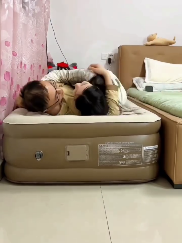 Portable Inflatable Bed 🛏️ #foryou #foryoupage #clickshop72 #review #kitchenorganization #reelsviral #gadgets #coolgadgets #besthomegadgets #kithchengadgets #gadget #5minutecrafts #lifehacks #cooking #trending #fyp 