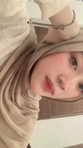 sebelum pa ustat datang masih sempat tiktokan, tapi pas udah dateng langsung diammmm mingkemm ga ngomong mendadak intropet 😭