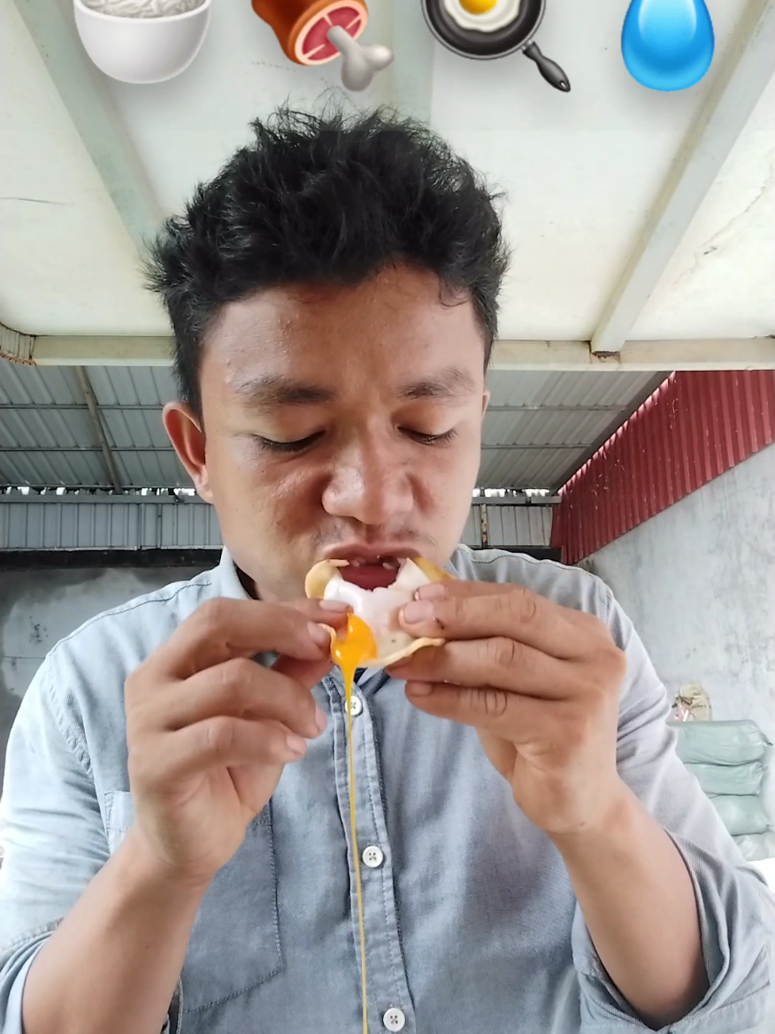 Enjoy lunch with meat and fried duck eggs.#america #foodusa #foodtiktok #punethmukbang #Foodie #eating 