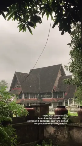 Aku mendengar banyak kabar kematian bulan ini, seperti angin membawa berita duka dari rumah ke rumah, membisikkan kehilangan yang tak sempat disiapkan oleh sesiapa. Setiap nama yang disebut terasa seperti bayang-bayang yang memudar, menyisakan ruang kosong di hati orang-orang yang mencintainya.  Aku membayangkan isak yang tertahan di dada, pelukan terakhir yang mereka harapkan namun hanya menjadi penyesalan, dan doa-doa yang melayang di antara linangan air mata. Bulan ini terasa berat, seperti bumi menampung terlalu banyak perpisahan. Dan aku, hanya bisa diam, sebab kata-kata terlalu kecil untuk menampung luka yang sebesar itu. #katakata #duka #quotes #kematian #fyp #foryou #puisisedih 