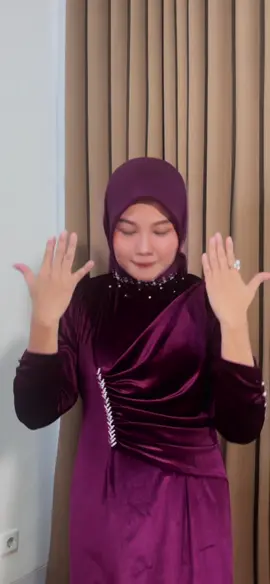 Syukaa deh sama Dress Bludru ini 🫰 Simpel tapi Cantik 🫶😚 #fyp #trendingnow #viralvideo #viraltiktok #dress #dresscantik #dresskondangan #dressbridesmaid #dresspesta #dresslamaran #dressbludru #dressduyung 