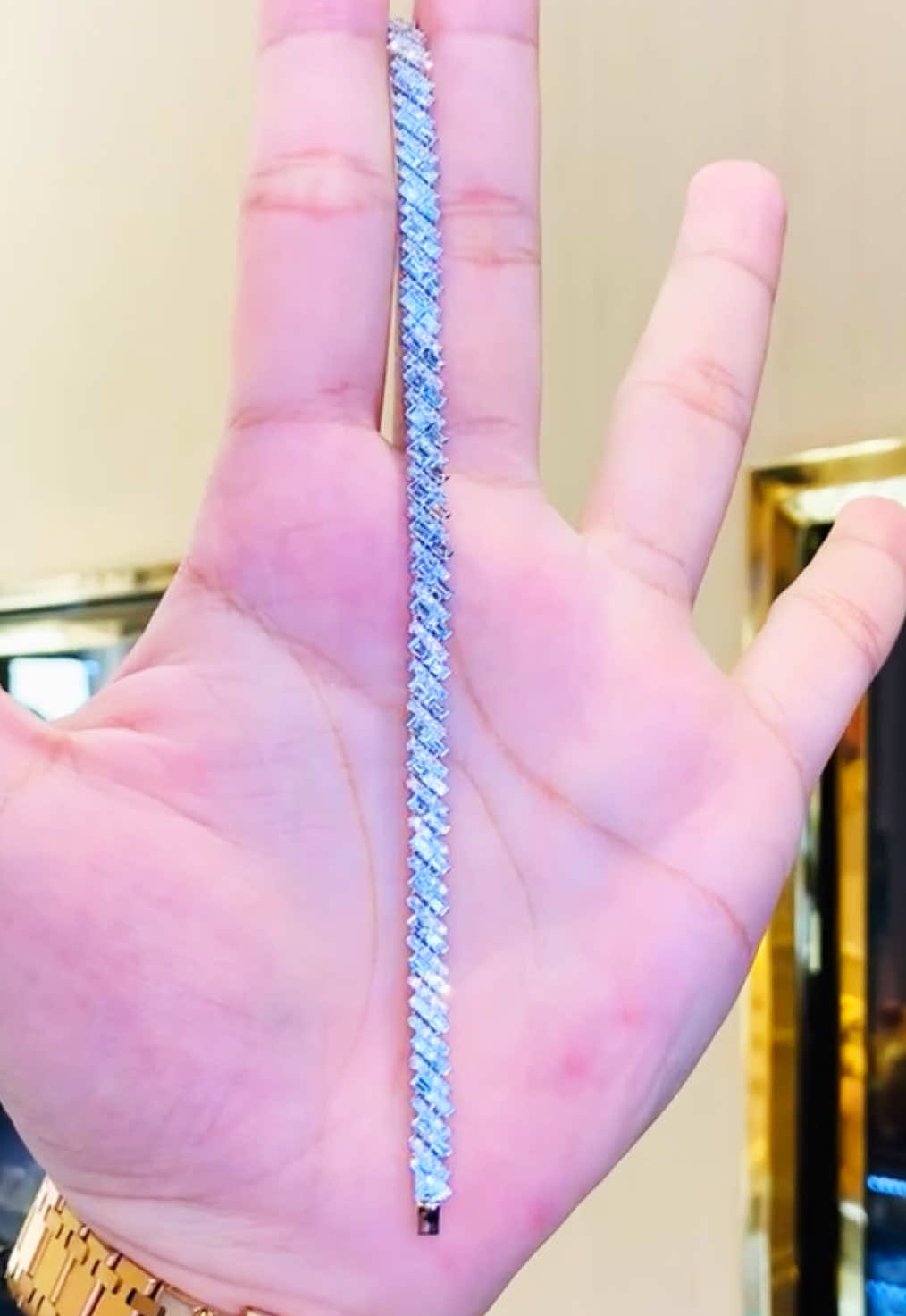 Lắc tay đơn giản siêu xinh đính kim cương thiên nhiên tại #Tamluxury #Tamluxurydiamondjewelry #trangsuc #nhandep #kimcuongthiennhien #xuhuong #PhongThuy #TàiLộc #Diamond #TrangSucCaoCap #KimCươngThiênNhiên