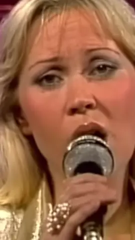 This has to be one of the ultimate summer songs, right? #AgnethaFältskog  #BjörnUlvaeus  #BennyAndersson  #AnniFridLyngstad  #ABBA #Chiquitita #1979 #foryou #foryoupage #fy #fyp #officialagnethafaltskog 