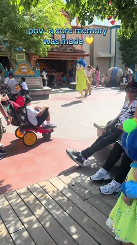 seeing the pure joy in not only my niece but the cast members eyes! absolutely adorable! for sure made a core memory for all of us! 💛 #joy #disneyland #disney #californiaadventure #niece #happiness #fyp #viral @Amy Poehler @Disney Parks 