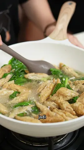 FUKIEN MAKANAN KHAS MANA NIH?🫶🏻🫶🏻 jujur aku dulu kecil lumayan sering di beliin ini dr tempat bakmie hehe, menurut aku enak kuah2 dimakan pake toge, sawi trs dalemnya tuh ikan gitu, pake nasi enak , makan begini jg enak hihi , kalo kalian uda pernah coba? Kalo belom yuk coba bikin ! . Bahan fukien - 300gr tenggiri fillet (tanpa kulit) - 2 siung bawang putih - 1 butir putih telur - ½ sdt garam - ½ sdt lada - 1 batang daun bawang (iris) - 1 bungkus kulit tahu Bahan kuah - 3 siung bawang putih (cincang) - 1 batang caisim (potong-potong) - 1 liter air - 100gr tauge - ½ sdt garam - ½ sdt lada - 1 sdm bawang goreng - 1 sdm sambal Cara membuat 1. Blender halus ikan, bawang putih, putih telur, lada, dan garam hingga halus. Tambahkan daun bawang, aduk rata. 2. Masukkan adonan ke dalam piping bag, lalu piping di atas kulit tahu, gulung. 3. Potong” fukien, airfryer hingga matang atau kecoklatan. Sisihkan. 4. Tumis bawang putih lalu masukkan caisim, air, fukien, lada, dan garam. Masak hingga matang. 5. Tambahkan tauge, aduk rata. 6. Tuang ke dalam mangkuk, tambahkan bawang goreng dan sambal. 7. Siap disajikan. . SELAMAT MENCOBA🫶🏻🫶🏻