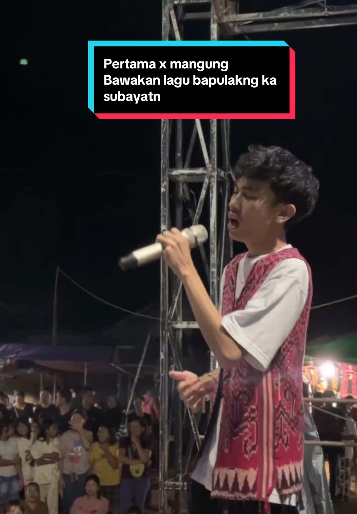Pertama kali bawakan lagu sendiri bapulakng ka'subayatn di acara gawai dayak di desa penyelimou hilir...semoga lagu ini bisa di bawakan selalu🌻 . . . #lewatberanda #fyppppppppppppppppppppppp #yogidastio #lagudayakviral #bapulakngkasubayatn  