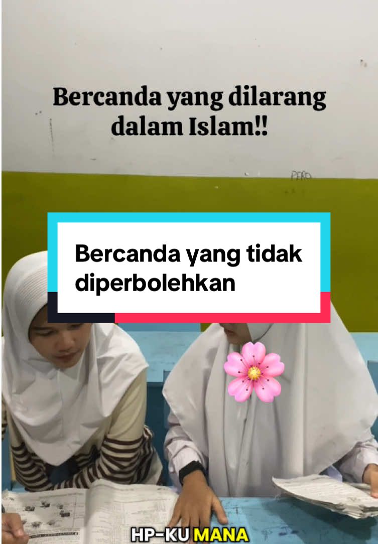 Dari ‘Abdullah bin As Sa’ib bin Yazid, dari bapaknya, dari kakeknya, ia mendengar Rasulullah shallallahu ‘alaihi wa sallam bersabda, لاَ يَأْخُذَنَّ أَحَدُكُمْ مَتَاعَ أَخِيهِ لاَعِبًا وَلاَ جَادًّا “Tidak boleh seorang dari kalian mengambil barang saudaranya, baik bercanda maupun serius.” (HR. Abu Daud no. 5003 dan Tirmidzi no. 2160. Al Hafizh Abu Thohir mengatakan bahwa sanad hadits ini shahih). Orang yang mengambil hendaklah mengembalikan barang yang disembunyikan lalu meminta maaf. Dalam riwayat lain disebutkan, وَمَنْ أَخَذَ عَصَا أَخِيهِ فَلْيَرُدَّهَا “Siapa yang mengambil tongkat saudaranya, hendaklah ia mengembalikannya” (HR. Abu Daud no. 5003) Kita sering dahulu melihat ada yang melakukan seperti itu. Ada yang sengaja menyembunyikan sendal temannya di masjid . Ketika yang punya barang keluar, ia pun kebingungan. Nah, ketika sudah pada puncak kebingungan setelah sejam mencari, barulah barang miliknya dikembalikan. Hal ini tidaklah dibolehkan. Sampai-sampai Imam Abu Daud (Sulaiman bin Al Asy’ats As Sajistaniy) membuat bab tersendiri dalam kitab sunannya dengan membawakan hadits-hadits yang penulis sebutkan di atas. Beliau membuat judul bab, “Siapa yang mengambil barang orang lain dalam rangka bercanda.” Dalam ‘Aunul Ma’bud karya Al ‘Azhim Abadi disebutkan, “Kalau mengambil barang orang lain bukan dalam rangka bercanda, jelas terlarang karena termasuk dalam kategori mencuri. Adapun jika mengambilnya hanya ingin bercanda saja, maka seperti itu tidak bermanfaat. Bahkan seperti ini hanya menimbulkan kemarahan dan menyakiti orang yang punya barang.” (‘Aunul Ma’bud, 13: 250-251) Dalam hadits disebutkan bahwa yang diambil dan disembunyikan adalah sebuah tongkat. Barang tersebut dianggap sebagai barang yang tafih (sepele). Namun jika menyembunyikan yang sepele seperti ini saja tidak boleh walau bercanda, apalagi yang lebih berharga dari itu. Demikian penjelasan dalam Tuhfatul Ahwadzi, 6: 380. Juga ada keterangan dalam Tuhfatul Ahwadzi bahwa tujuan menyembunyikan barang milik orang lain di situ bukanlah maksud untuk mencuri, tujuannya hanya menimbulkan amarah orang lain. Itu namanya bermain-main dengan mencuri, namun termasuk serius membuat orang lain marah, menakut-nakuti serta menyakitinya. Membuat orang lain takut walau maksudnya bercanda termasuk dosa. Pernah di antara sahabat Nabi shallallahu ‘alaihi wa sallam berjalan bersama beliau, lalu ada seseorang di antara mereka yang tertidur dan sebagian mereka menuju tali yang dimiliki orang tersebut dan mengambilnya. Lalu orang yang punya tali tersebut khawatir (takut). Lantas Rasulullah shallallahu ‘alaihi wa sallam bersabda, لاَ يَحِلُّ لِمُسْلِمٍ أَنْ يُرَوِّعَ مُسْلِمًا “Tidak halal bagi seorang muslim menakut-nakuti muslim yang lain.” (HR. Abu Daud no. 5004 dan Ahmad 5: 362. Al Hafizh Abu Thohir mengatakan bahwa hadits ini hasan). Al Munawi menyatakan bahwa jika dilakukan dengan bercanda tetap terlarang karena seperti itu menyakiti orang lain. Lihat ‘Aunul Ma’bud, 13: 251. Sumber:Rumaysho.com