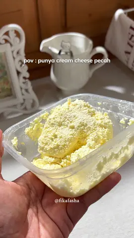 jangan langsung dibuang 🥹 selagi gak berjamur masih bgt dipake lagi. aku pribadi gini caranya : 1. pastikan cream cheese udah suhu ruang 2. masukin ke chopper, tambah sedikit susu atau cream lalu blend sampai teksturnya halus lagi. (aku pakai 250 cream cheese + 40 ml susu) sebenernya tanpa susu/cream juga bisa, tinggal km tim dulu baru haluskan. tp karna aku mau yg satset bikin burnt cheesecake, jadi langsung blend aja deh 🙈 jujur awalnya ini kesalahan aku karna simpen di freezer 😭🙏 kalian pernah ngalamin gini juga gaak?  _  #カフェ #홈카페 #fypシ #fypage #basqueburntcheesecake #noirburntcheesecake