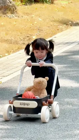 A happy day out with kidpop PULA Wagon🥰 #kidgiftideas #kidpop #pushwalker #cutegirl 