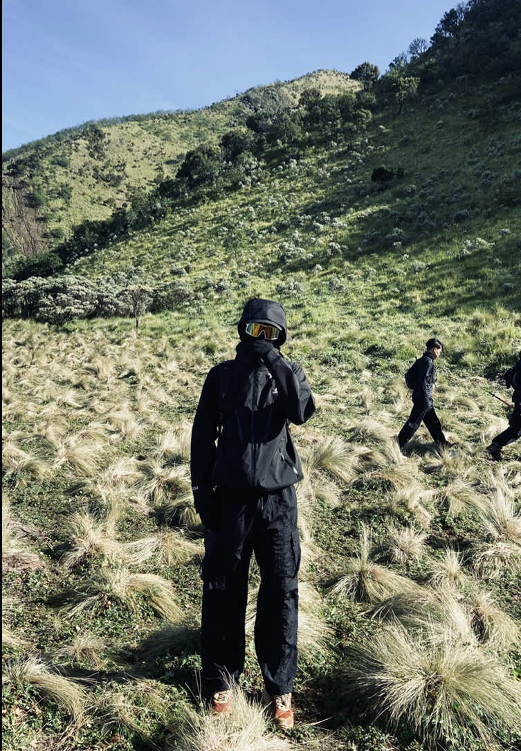 gorpcore = fomo #fouryou #fouryoupage #pendakigunung #merbabu #pendakifomo #ninjagunung🥷🏻 #🥷🏻🥷🏻 #xybca #carumbyadventure #carumbydrizzle 