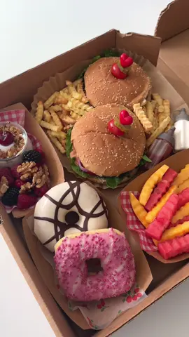 Pack my little sisters picnic box with me 🧺🍔🍩 beef and chicken burgers with chips, mango watermelon fries and doughnuts with a yogurt parfait? 🫶#asmr #food #lunch #lunchbox #bento #Lifestyle #picnic #picnicaesthetic #picnicfood #burgers #bentobox 