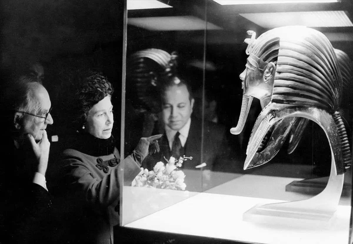 Queen Elizabeth II gazes upon the mask of Tutankhamun during the famous travelling Treasures of Tutankhamun exhibition at the British Museum, 1972. ▫️ Queen Elizabeth II reigned for over 70 years, making her the longest-reigning monarch in British history and one of the longest in the world. Only a few monarchs, such as Pepi II of Ancient Egypt (who is traditionally said to have ruled for 94 years) are believed to have reigned longer, though ancient records are uncertain. During her reign, Elizabeth II celebrated four major jubilees: Silver (1977), Golden (2002), Diamond (2012), and Platinum (2022), becoming the first British monarch to reach a Platinum Jubilee. The modern concept of royal jubilees (which gets its name from the Hebrew 