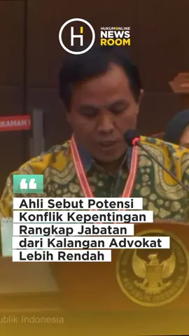 Mahkamah Konstitusi (MK) kembali menggelar sidang perkara Nomor 183/PUU-XXII/2024 terkait uji materi Pasal 28 ayat (3) Undang-Undang Nomor 18 Tahun 2003 tentang Advokat. Agenda sidang kali ini adalah mendengarkan keterangan pihak terkait, ahli yang dihadirkan oleh Presiden, serta ahli dari Pemohon yakni Advokat Andri Darmawan.   Ahli yang dihadirkan Presiden yakni Guru Besar Hukum Tata Negara dari Fakultas Hukum Universitas Sebelas Maret (FH UNS) Prof. Agus Riewanto yang menjelaskan bahwa ketentuan Pasal 28 ayat (3) UU Advokat tidak melarang pimpinan organisasi advokat untuk merangkap sebagai pejabat negara. Larangan hanya berlaku apabila pimpinan organisasi tersebut merangkap sebagai pimpinan partai politik. Menurutnya, potensi konflik kepentingan dari pejabat negara yang berasal dari kalangan advokat lebih rendah dibandingkan jika berasal dari pimpinan partai politik. “Tidak cukup banyak konflik kepentingan pejabat negara yang berasal dari advokat itu untuk mempengaruhi organisasi advokat. Berbeda dengan kepentingan yang sangat nyata ketika pimpinan organisasi advokat itu berasal dari (pimpinan, red) partai politik,” ujar Agus Riewanto di Ruang Sidang Pleno MK, Jum’at (20/6/2025) kemarin. Ia melanjutkan larangan dalam ketentuan tersebut dibentuk berdasarkan pemikiran hukum tata negara yang melihat posisi pimpinan organisasi profesi sebagai posisi strategis yang rentan terhadap konflik kepentingan, terutama jika dijabat oleh individu yang aktif di struktur partai. Pimpinan partai politik membawa agenda ideologis dan kepentingan politik yang dapat mengganggu netralitas profesi advokat, termasuk organisasi advokat. Agus juga menyinggung struktur organisasi advokat bersifat kolegial, di mana keputusan diambil secara bersama oleh seluruh pengurus sesuai dengan penafsiran atas Pasal 28 ayat (3) UU Advokat. Selaras dengan itu, mengacu ketentuan dalam UU Nomor 39 Tahun 2008 yang telah diubah menjadi UU Nomor 61 Tahun 2024 tentang Kementerian Negara, tidak melarang pejabat negara menjadi pengurus organisasi profesi. Organisasi advokat juga bukan lembaga yang menerima dana dari APBN maupun APBD, melainkan dikelola secara independen oleh para anggotanya. #advokat #mahkamahkonstitusi #hukum #law 
