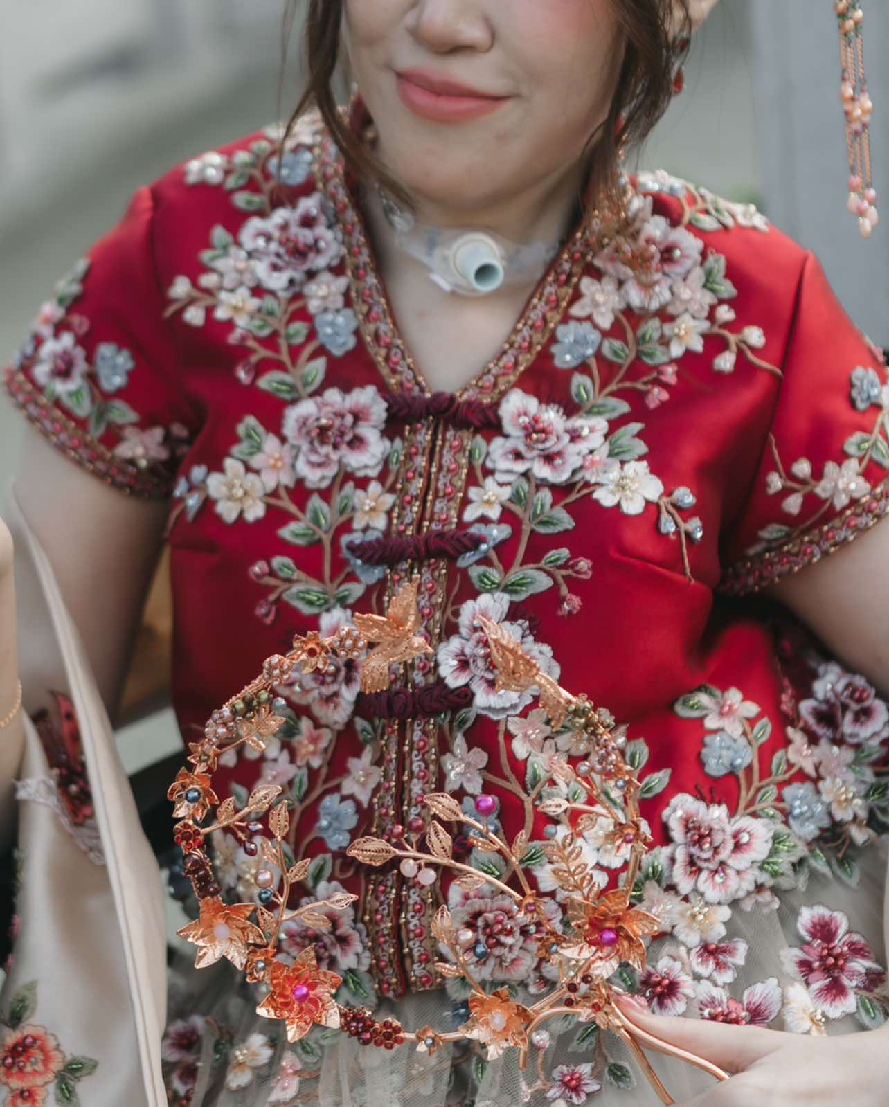 Gak pernah nyangka, bisa nemuin cheongsam yang bukan cuma cantik tapi juga nyaman buat tubuh dengan skoliosis parah kayak aku. Thanks to @Gabriella Vania Couture , sekarang aku punya cheongsam yang dibuat khusus dengan teknik untuk skoliosis dan bordir 3D-nya yang aku banget, penuh bunga favorit, dan juga simbol Jakarta & Bandung buat aku dan ayank 💕 Rasanya pengen aku pake terus deh🤍