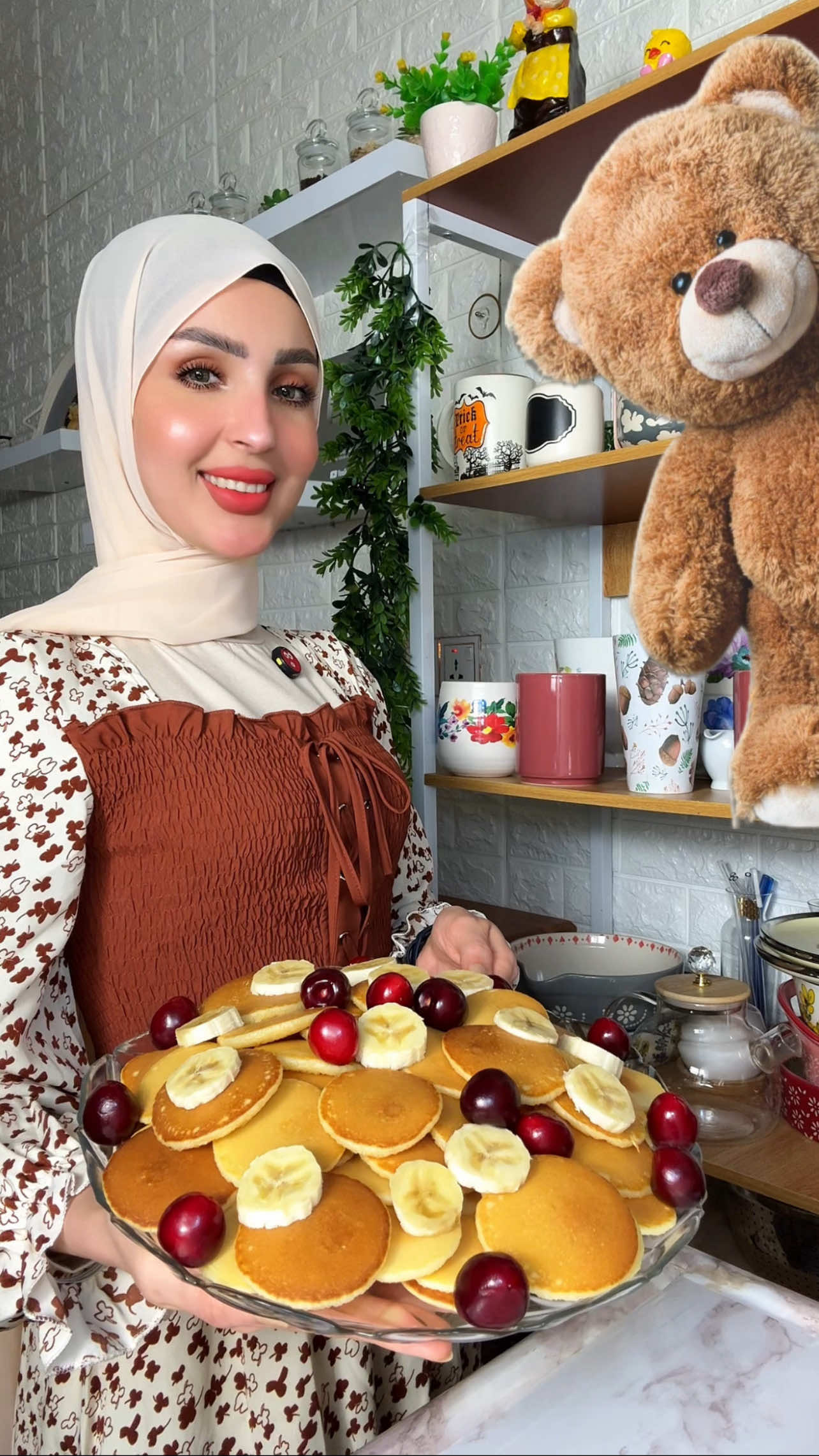 بان كيك الدب محبوب 😍🩵✨ المكونات 2 كوب دقيق  بكنج باودر ضرف  بيض 2  حليب 3 اكواب ( او حسب الأحتياج )  فانيليا ضرف  ملح ملعقه صغيره  زيت ربع كوب . سكر 4 ملاعق كبيره ( ممكن زيادة الكميه )  ______ فواكه للتزيين + عسل ( اختياري ) 🩵 #طبخ #اطبخ_علي_تيك_توك #طبخات_تيك_توك #اكسبلور #العراق 