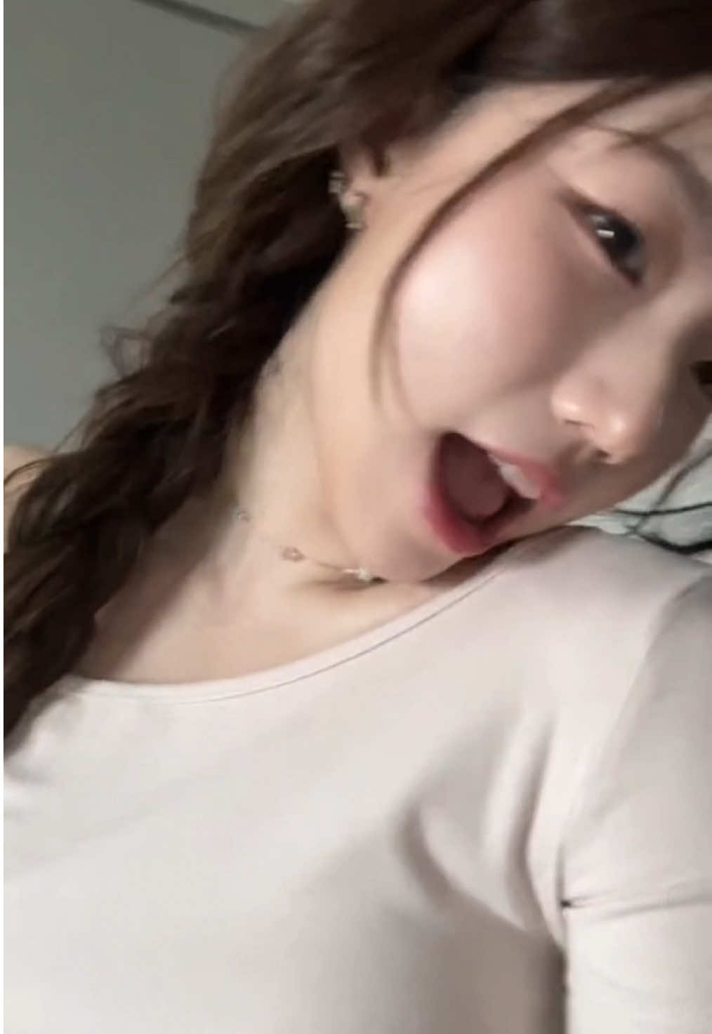 ยิ้มมุมปากได้ด้วยมือเราาา😼