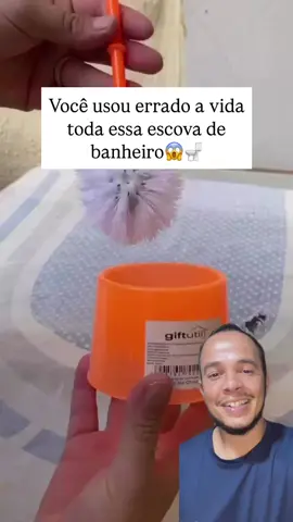 🚽🧼 VOCÊ USOU ERRADO A VIDA TODA! Essa escova de banheiro tem um segredo que pouca gente sabe! 😱 Coloque sabão em pó dentro do cabo e toda vez que você for limpar, o sabão vai sair sozinho enquanto esfrega. Simples, prático e deixa tudo limpinho! ✨ E aí, já conhecia essa dica? Comenta aqui! 👇 📲 Me segue pra mais dicas incríveis todos os dias! #DIY #facavocemesmo #truques #vidaprática #limpezainteligente #banheirolimpo #escovadebanheiro #dicasdomestre #macete #casapratica