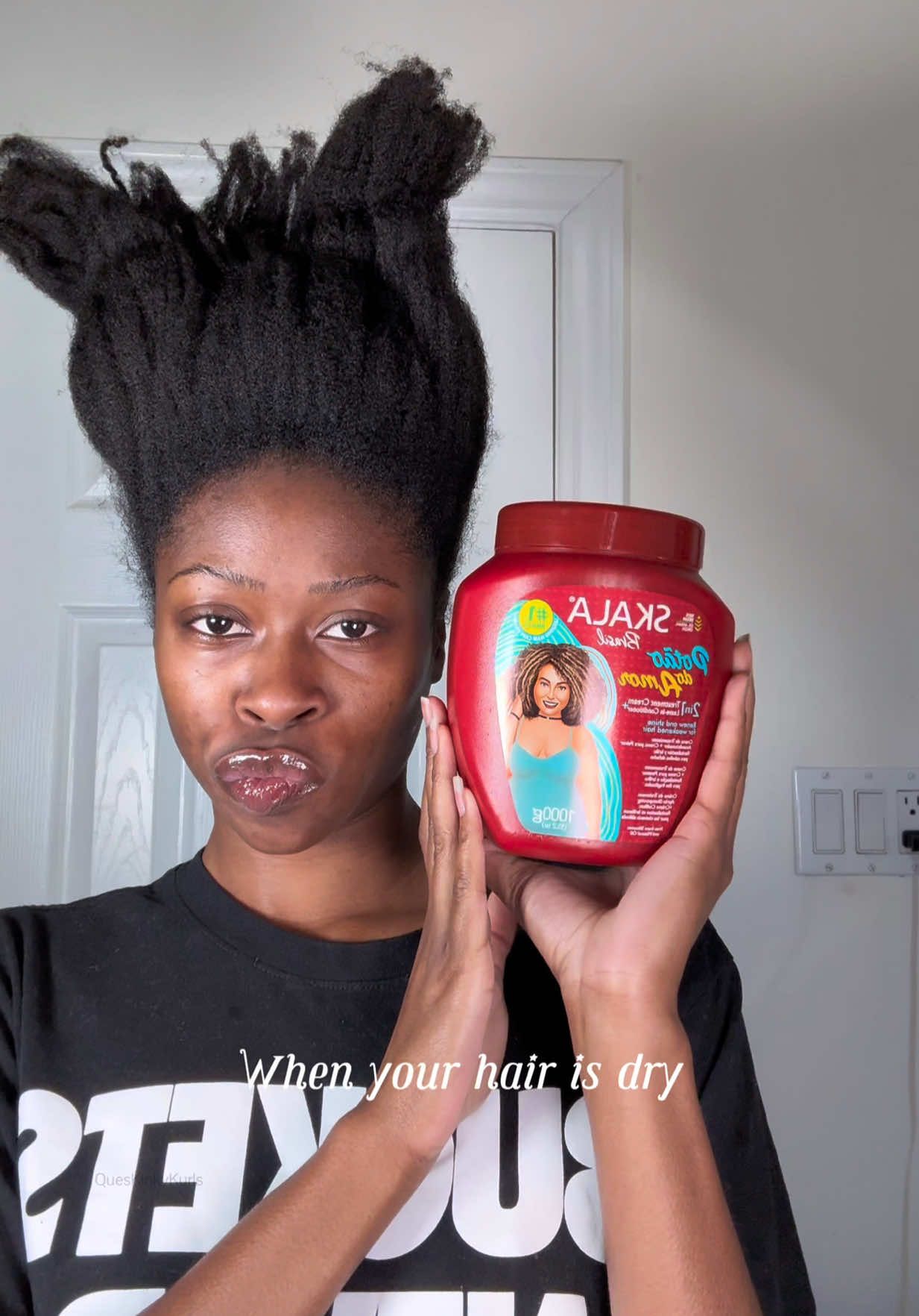 There's about 13 twist all together. I love a good prepoo I realized that due to me wearing protective styles for 5 months my hair is still super dry and is not holding moisture the way that it used to but not to worry. It's going to take a few washes to bring my hair back to balance, patience is 🔑 It will consists of a lot of deep conditioning, hair clarifying, protein masks and consistency to get there. After this I jumped right in the shower to do my wash, protein mask, conditioner, leave in conditioner and styled my hair, it was a full 8hr shift 😮‍💨 was i tired? Yes would I do it again? Always 😌 #queskinkykurls #4chair #prepoo #blackgirltiktok #skalacosmeticos #skala #brasil🇧🇷 #fyp #naturalhair #foryou #trending #afrohair #4ctiktok #4chairclub #hairtiktok #viral #creatorsearchinsights 