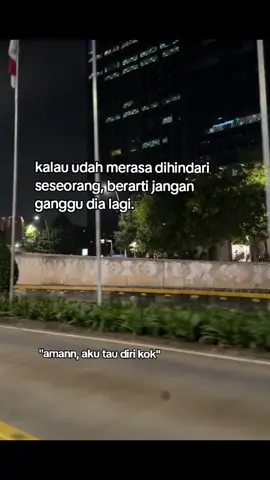 cara membuat kue bolu simpel Bahan-bahan  • 2 butir telur  • 6 sendok makan gula pasir  • 6 sendok makan tepung terigu serbaguna  • 6 sendok makan minyak goreng  • Setengah sendok teh SP/ovalet/TBM (opsional, untuk pengembang)  • Seperempat sendok teh vanili bubuk (opsional) Cara Membuat  •Kocok telur dan gula sampai mengembang dan pucat. Masukkan SP/ovalet/TBM dan vanili (jika pakai), kocok lagi sampai rata.  •Masukkan tepung terigu sedikit demi sedikit sambil diayak atau diaduk perlahan hingga rata.  •Tuang minyak goreng, aduk balik perlahan pakai spatula sampai tidak ada minyak yang mengendap di bawah.   •Tuang adonan ke loyang yang sudah dioles margarin dan ditaburi sedikit tepung (atau dialasi kertas roti).  •Panggang dalam oven yang sudah dipanaskan dengan suhu sekitar 170°C selama 25-30 menit, atau sampai matang (tes tusuk pakai lidi, kalau tidak ada yang menempel berarti sudah matang).  •Angkat dan sajikan setelah dingin. Gampang kan? Selamat mencoba! #fyp #galaubrutal #fypage 