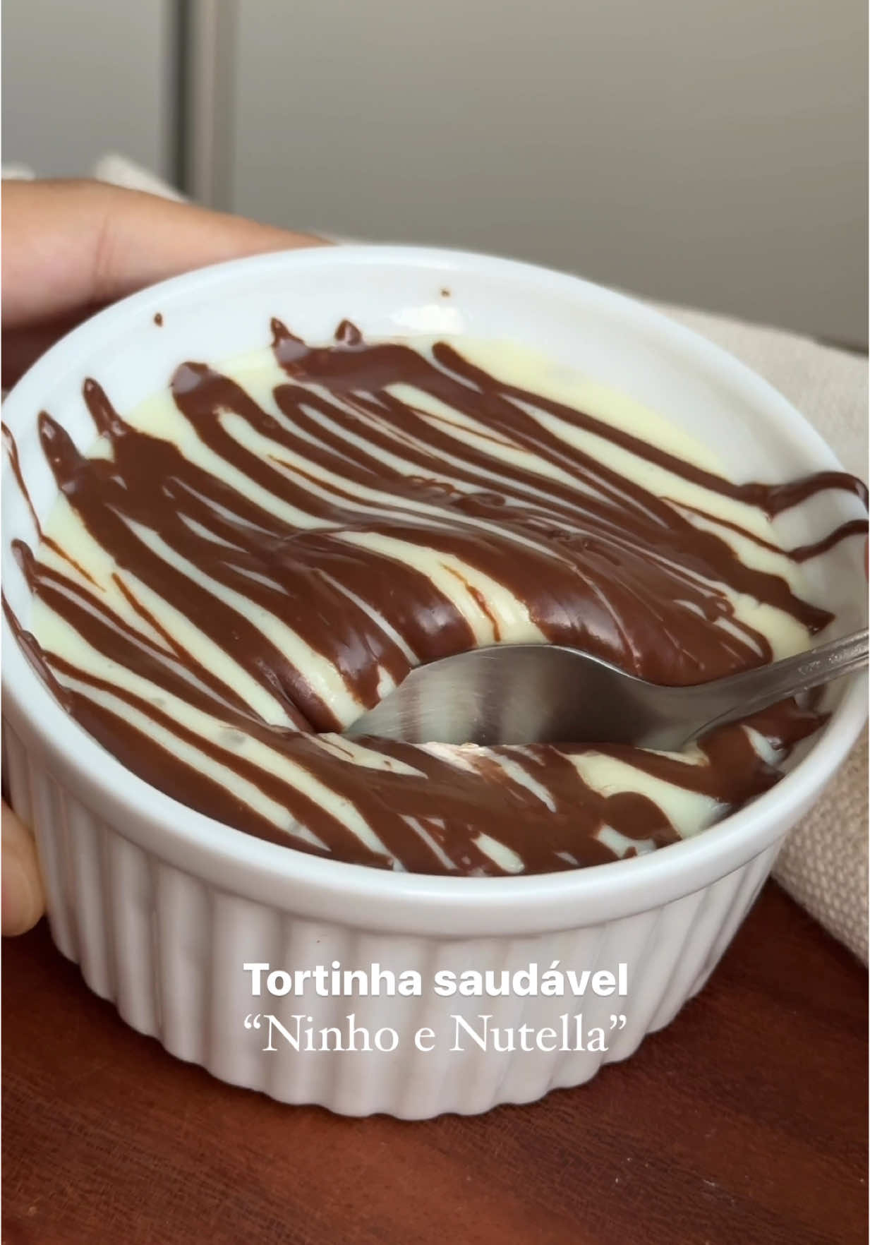 Tortinha saudável “Ninho com Nutella” Versão mais saudável e igualmente deliciosa 🤤 *   Usei uma ramequim de 8cm de diâmetro  *   Colher= colher de sopa *   Untei o ramequim com azeite. *   Se for usar outro adoçante esse que usei é proporcional 1/1 de açúcar. *   Pode fazer na forno a 180graus, 15 minutos aproximadamente.  *   O tempo para assar pode variar conforme o seu tipo de forno Façam e me contem, em?! Certeza que vão amar! 🤤 #semacucar #receitasaidavel #docefit #emagrecimento