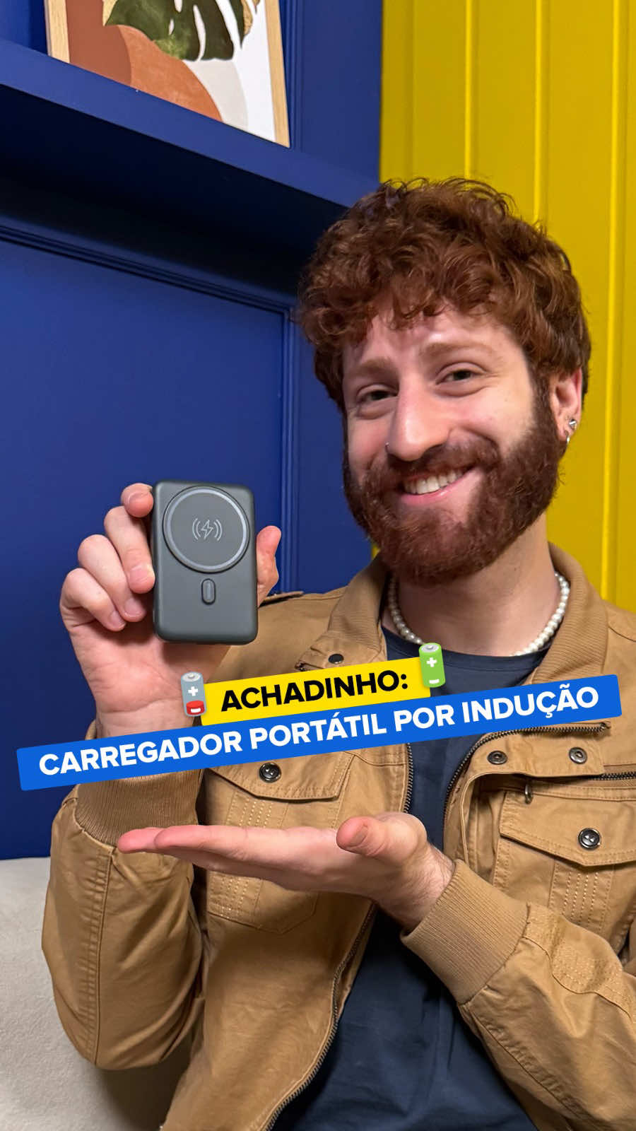 Chega de passar perrengue porque a bateria do celular acabou né? Olha só esse meu achadinho que vai te deixar sempre pronto! DE NADA! #DescriçãodaImagem  O vídeo começa com o influenciador Daniel abrindo uma sacola vista de cima e retirando um item. Em seguida, ele pega um carregador portátil e demonstra sua utilidade de forma dinâmica, com cortes rápidos e diferentes ângulos de câmera. O texto 