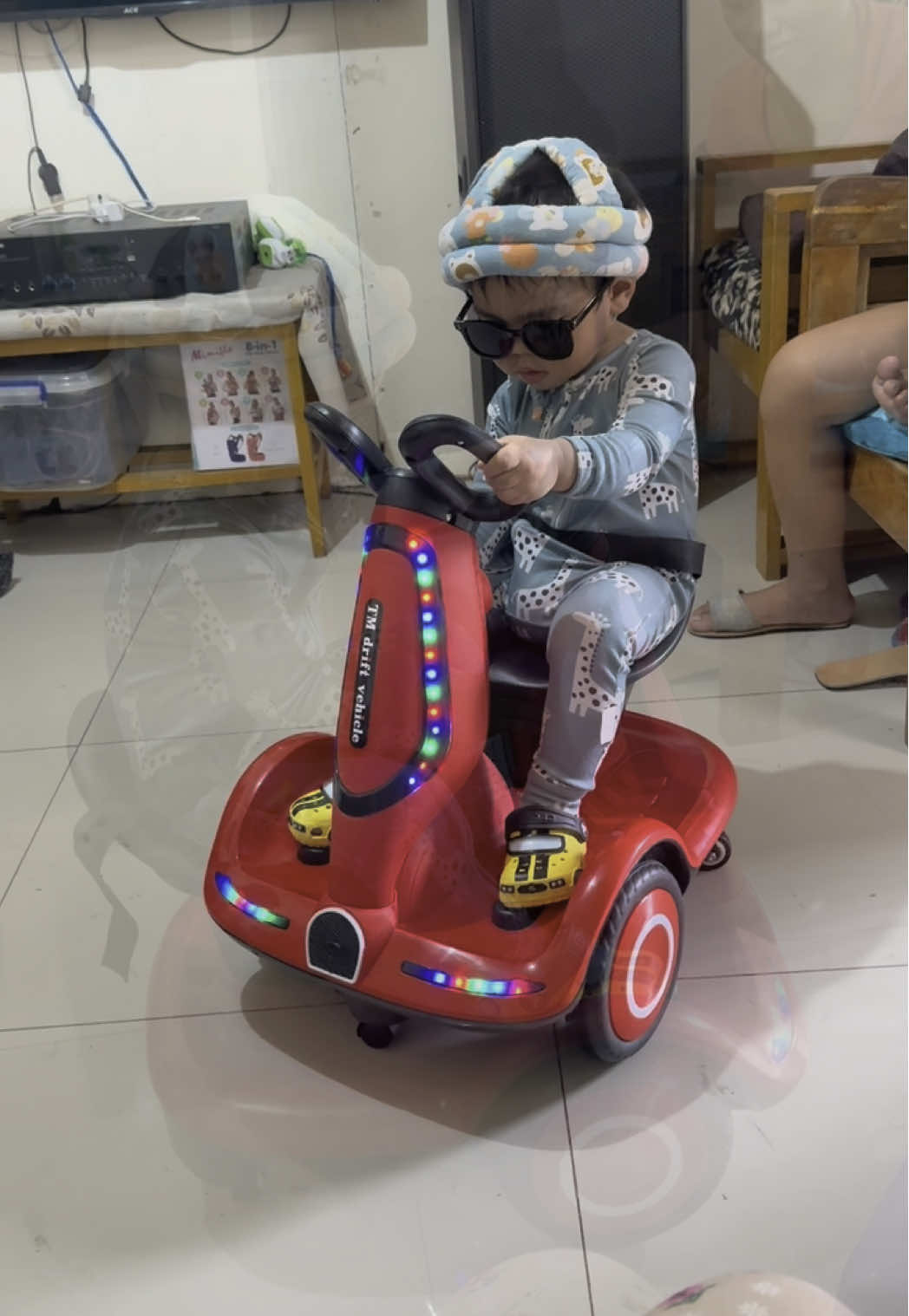 Angas mo naman bossing 🫡 Rechargeable car for kids #cartoy #car #remotecontrolcar #driftcartoy #cars #fyp #rechargeablecarforkids #rechargeablecar 