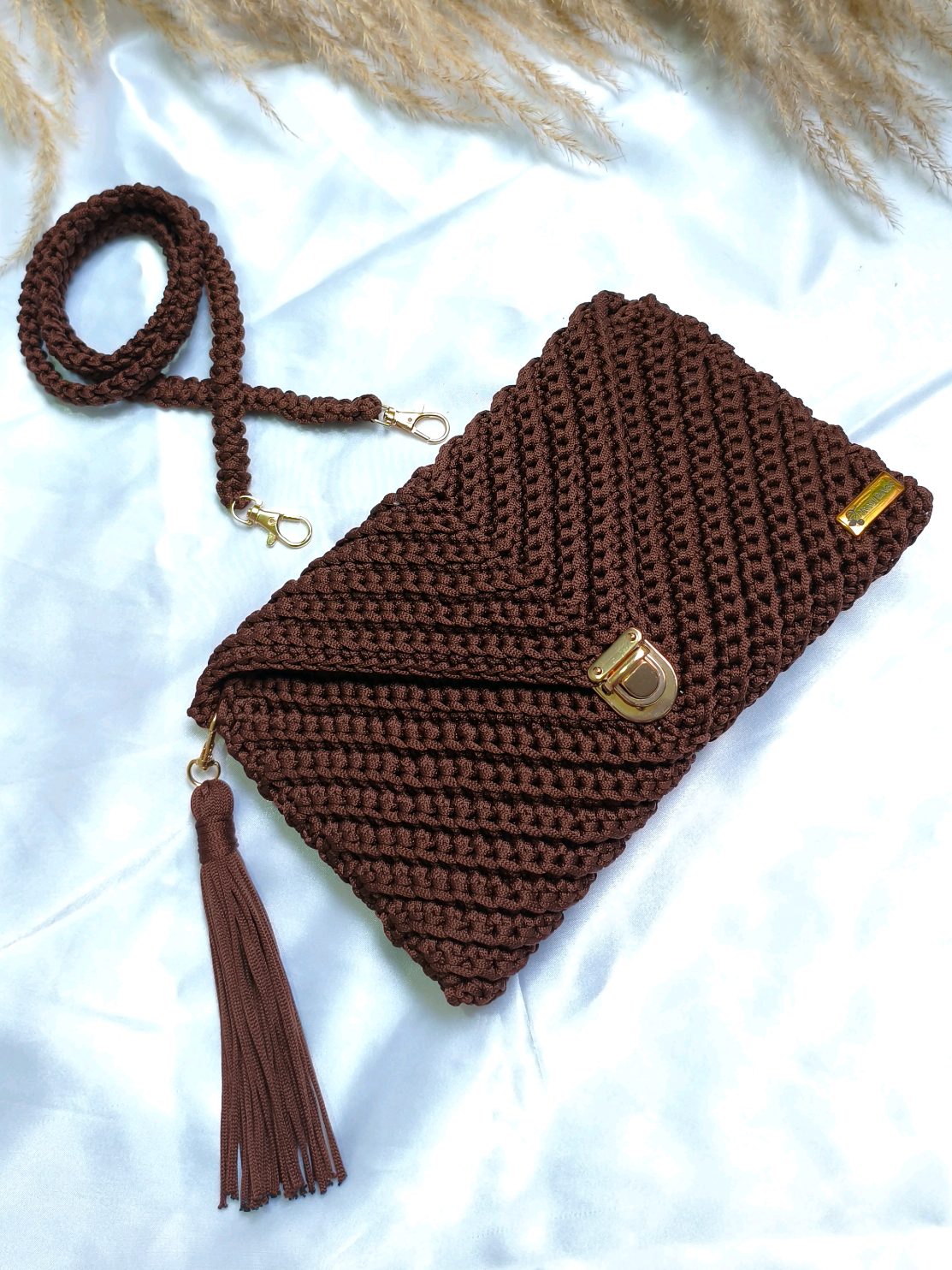 🧶✨ Nova queridinha do momento: Carteira em Crochê com Alça! ✨🧶 Charmosa, leve e super funcional! Nossa carteira em crochê feita à mão une estilo e praticidade. 👜 Acompanha alça super prática — perfeita para carregar com conforto no dia a dia ou em ocasiões especiais. 🌸 Ideal para guardar o essencial com muito charme: celular, documentos, chave e um toque de exclusividade #artesanal.#crochetersoftiktok🧶 #fyp #crochettiktok #vira #clutch #clutchbag  💬 Disponível em várias