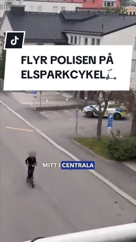 FLYR POLISEN PÅ ELSPARKCYKEL 🛴 Här flyr mannen polisen på elsparkcykel mitt i centrala Linköping. Nu misstänks han för narkotikabrott. 🛴 Det var på söndagen som flera personer tipsade redaktionen om en ung kille på elsparkcykel som verkade fly undan flera efterföljande polisbilar.  🛴 Jakten var synlig på bland annat Barnhemsgatan, Elsa Brändströms gata och Snickaregatan, men också i Sankt Larsparken. 🛴 Enligt Camilla Larsson, vakthavande befäl vid polisen, var det vid 16:30-tiden som Polisens ledningscentral fick anrop från kollegor i centrum om ett pågående förföljande av en elsparkcykel.  🛴 ”Då säger vi att de ska avbryta direkt, då är det för farligt”, säger hon och fortsätter: ”Men sedan får vi tag på killen i alla fall.” 🛴 Föraren, en man i 20-årsåldern, var enligt Larsson misstänkt för narkotikabrott och det kan även tillkomma misstankar om trafikbrott. 🛴 Polisen har genomfört förhör och kroppsbesiktning, men tjugoåringen blev inte gripen efter händelsen. 🛴 Läs mer på corren.se eller i appen. #nyheter #lkpg #linköping #östergötland #corren #corrennyheter