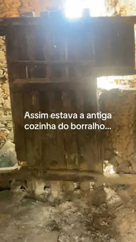 Esta era a cozinha do borralho. Passo a passo, com as nossas mãos, vamos devolvendo vida a cada canto. Próxima etapa: novo telhado! #casaocastelo #antesedepois #aldeiasdeportugal #RenovaçãoRústica #TikTokRural