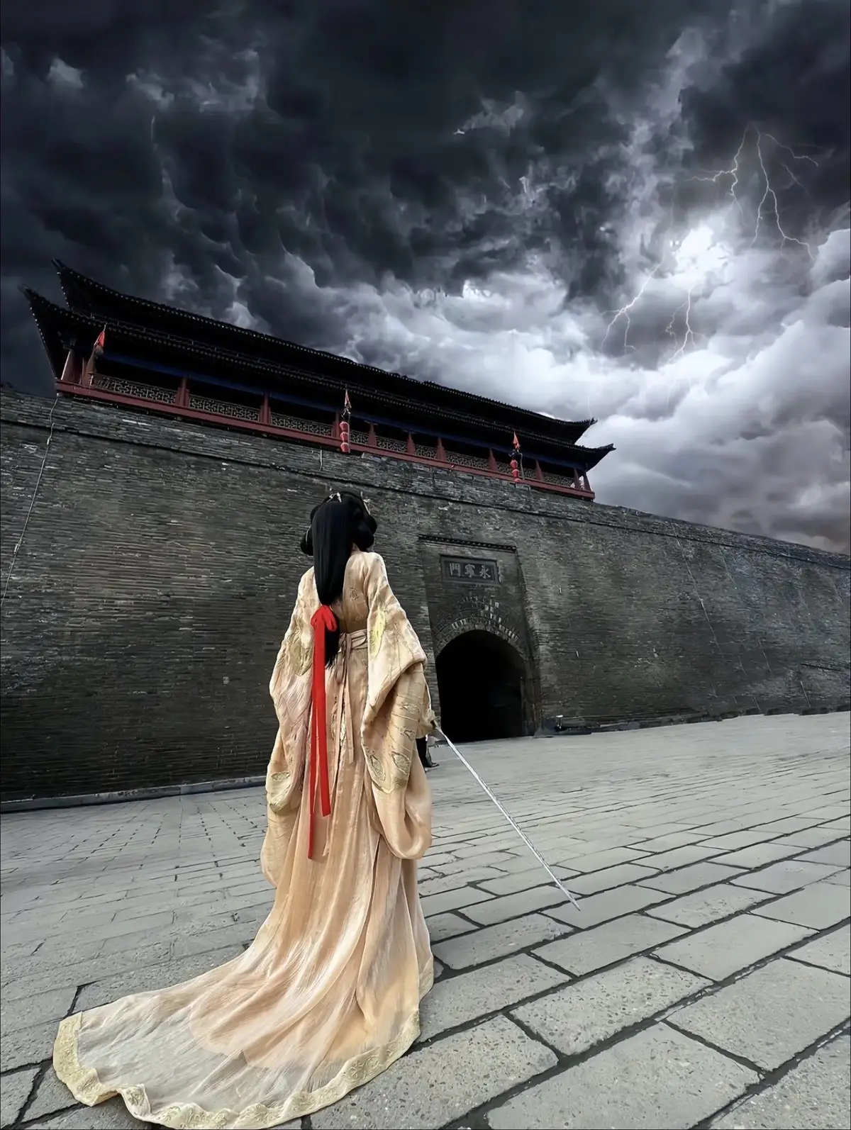 “ 曾名震九天，后隐于尘。今日踏火归来，只为告天下——传说，从未死去。” ( Từng chấn động cửu thiên, rồi ẩn mình trong cõi bụi. Hôm nay bước ra từ lửa đỏ, chỉ để nói với thế gian này một điều – truyền thuyết… chưa từng kết thúc. ) #tiktok #xuhuong #fyp #viral #story #tamtrang #caption 