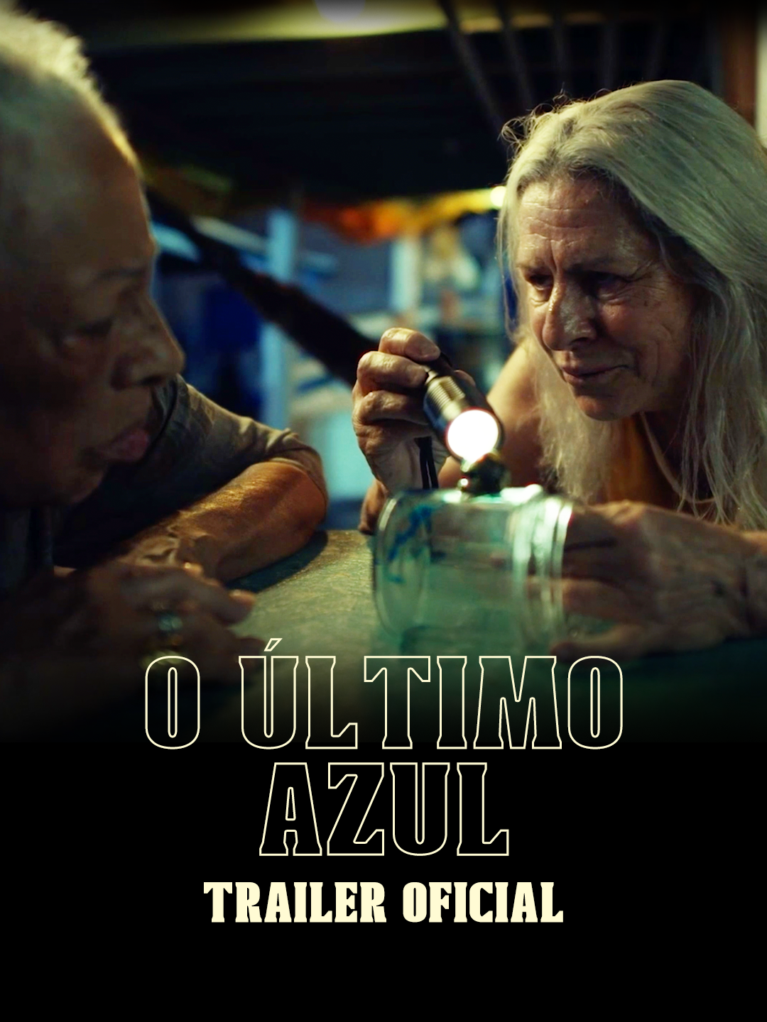 Confira o trailer oficial de “O Último Azul”, grande vencedor do “Urso de Prata” do Festival de Berlim 2025. Dirigido por Gabriel Mascaro (“Boi Neon” e “Divino Amor”), o longa-metragem acompanha a jornada de Tereza, uma mulher de 77 anos que recebe uma ordem para exílio compulsório - prática comum num Brasil onde o governo transfere idosos para colônias habitacionais a fim de “desfrutarem” de seus últimos anos. Antes de partir, ela embarca em uma jornada pelos rios da Amazônia para realizar um último desejo que pode mudar seu destino para sempre. A distopia conta com Denise Weinberg, Rodrigo Santoro, Miriam Socarrás e Adanilo em seu elenco de prestígio. Já acumulando fãs por todo o mundo, “O Último Azul” é uma distribuição da Vitrine Filmes, Produção da Desvia e Coprodução da Globo Filmes e chega nos cinemas do país dia 28 de agosto. Nos vemos nas telonas! #OUltimoAzul #VitrineFilmes #CinemaBrasileiro