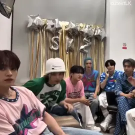 let’s talk about this😆 during the S-Class comeback promotions, skz did a youtube live, and when hyun was trying to end it, lee know suddenly said 
