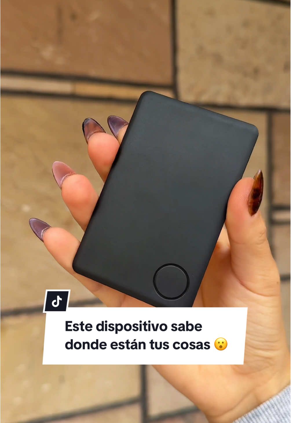 ¿Sabes dónde está tu tarjeta ahora mismo? Este dispositivo sí.  ✔ Cabe en cualquier ranura ✔ Batería de hasta 2 años ✔ Más delgada que 2 tarjetas normales ✔ Encuentra tu billetera o celular en segundos Menos caos. Más control. ¿Te animarías a probarla? #SmartCard #EncuentraTuBilletera #TecnologíaDeBolsillo #ControlEnTusManos #iTrackEasy #VidaOrganizada #localizador