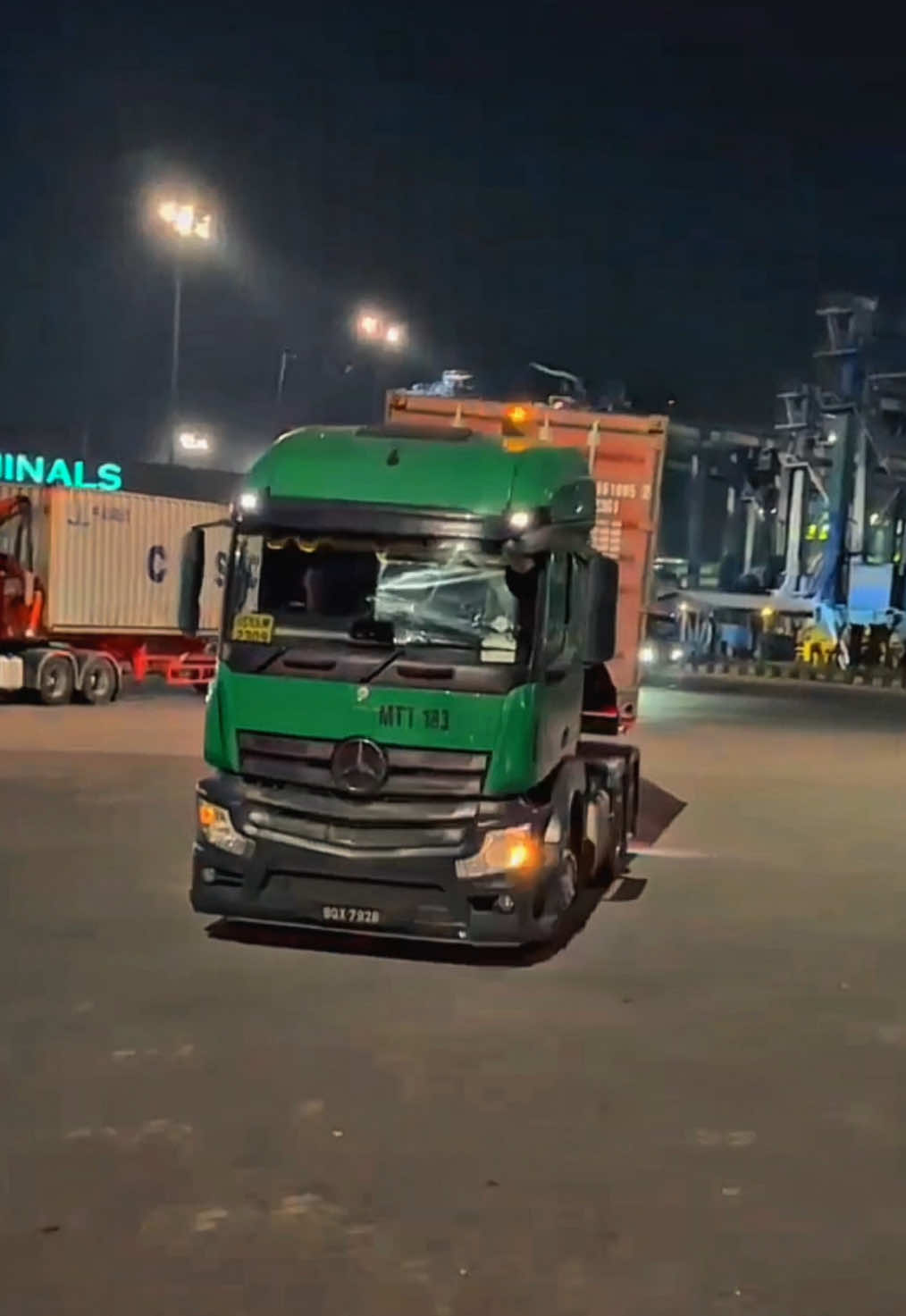 Selamat Malam Dunia ✨ #CapCut #ditaja🇲🇾 #fyp #drivermuda #viraltiktok #truckcinematic #storytruckhauling #MTThaulier #abglori #fypシ #abangkontena #tenonet #airhorn #teloletbasuri #lorikontena 