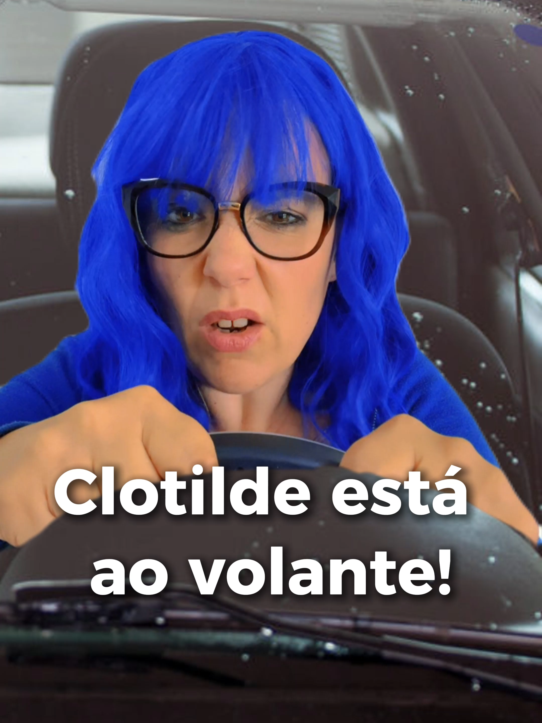 A Clotilde e o GPS: uma história de amor e... muita confusão! Ela não segue o GPS, segue a sua intuição (mesmo que isso implique dar 3 voltas à mesma rotunda). 📍Vocabulário útil para conduzir em português: ➡️ vire à direita ⤵️ rotunda 🔄 inversão de marcha 📌 recalculando rota 🎯 Aprender português com a Clotilde nunca é uma viagem direta... mas é sempre divertida! 👉 Já te sentiste perdido(a) assim? Marca alguém que ignora o GPS como ela! 😅 . . . . . . . . .  #cursos #academia #susanapereira #aprenderportuguês #portuguesemportugal