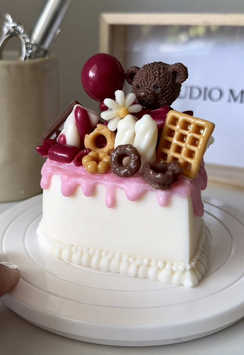 Ich wollte meiner Freundin zum Geburtstag etwas ganz besonderes zaubern und habe  mich direkr an die Arbeit gemacht - Denkt Ihr, dass es Ihr gefallen wird? 🎂🍰🥳🎁 #CandleCake #FakeFood #dessertcandles #geburtstagsgeschenk #birthdaycake #birthdaypresent #happybirthday #kerzen #kerze #dessertillusion #Satisfying #asmr #kerze #candlemaking #candlesoftiktok #CandleArt #LooksGoodEnoughToEat #WaxArt 