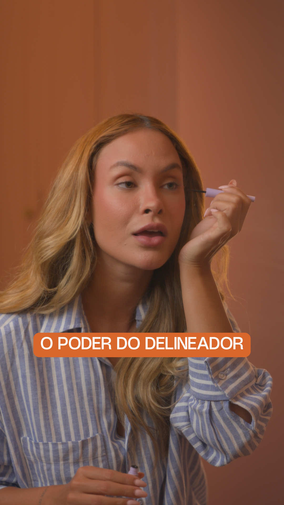 A semana começou… e com ela, a vontade de marcar presença. Mas às vezes, tudo que você precisa é de um bom delineador. E acredite, da postura ao olhar, o delineador tem o poder de ativar uma versão mais segura de você mesma. Qual item de make te faz sentir assim também? ✨ #SarahAndrade #Delineado #belezacomatitude #makequetransforma #olharmarcante #maquiagem 