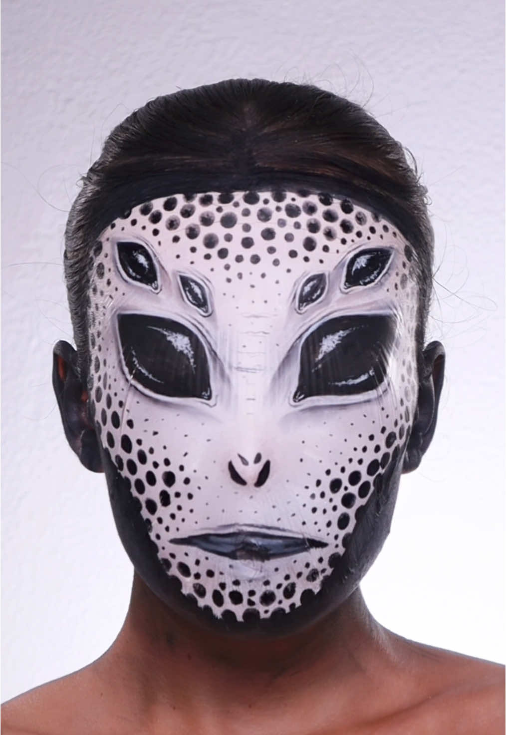 Alien nouvelle version! Je préfère celui là 👽👽 Fard gras blanc @KryolanOfficial  #makeup#makeuptutorial#makeupideas#makeuplooks#makeupinspiration 