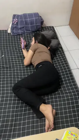 Posisi enak banget gak mau diganggu #tiduran