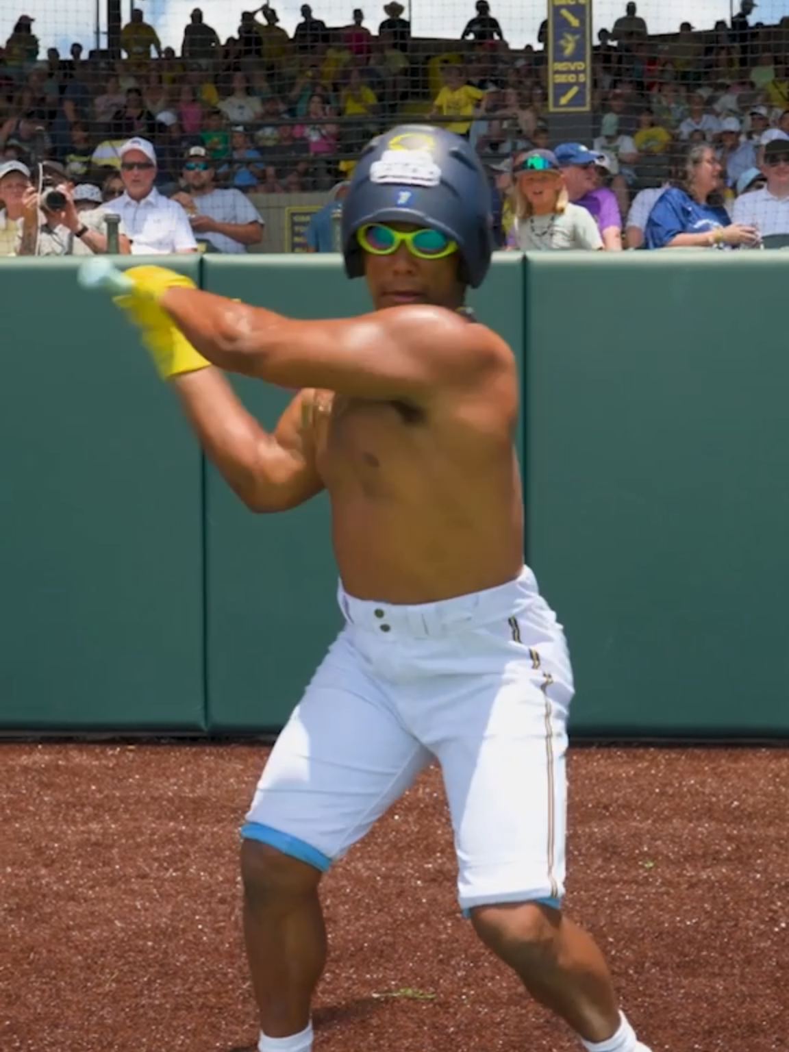 this kid is 100% @tyy2flyy spirit animal💛  📹 -> @houseofhibbard  #savannahbananas #bananaball #trending #baseball #baseballlife